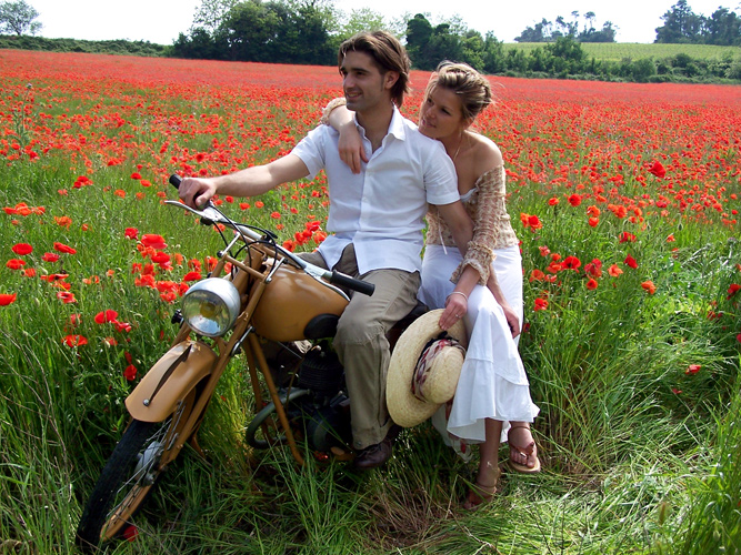 Portrait couple en moto proche béziers